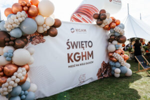 Jak połączyć 20 spółek, 10 000 osób i udowodnić, że „Miedź ma wiele głosów”? Case study jubileuszu KGHM i Zagłębia Lubin